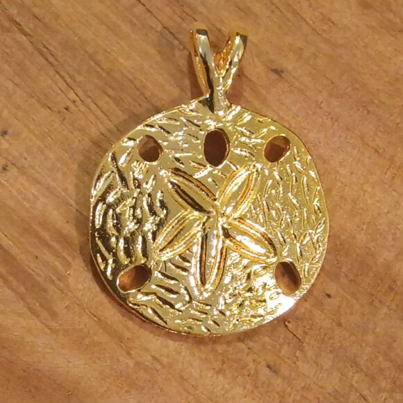 💛 Adorable Off Round Boho Chic Sand Dollar Gold Coin Charm 💛 - Picture 1 of 3